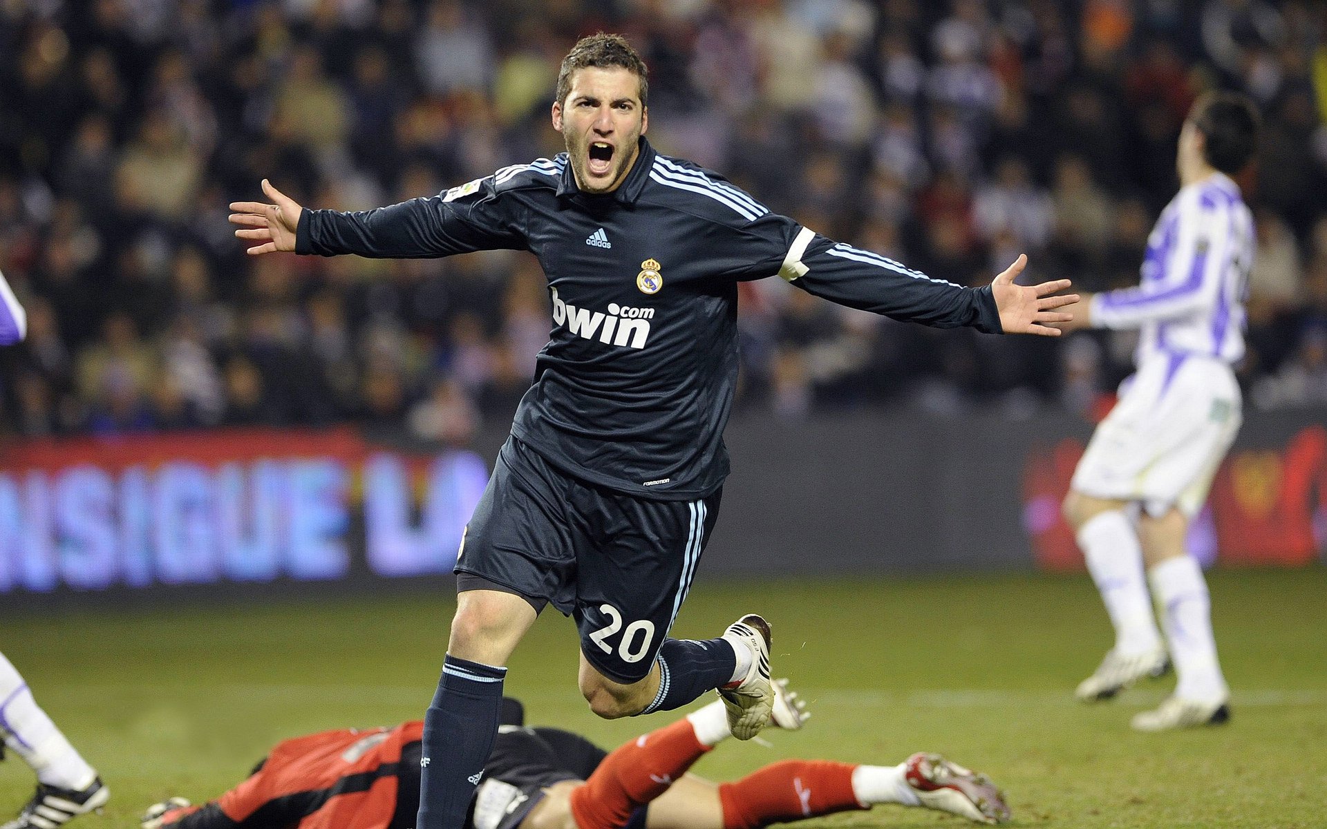 “团队坚守:幕后英雄的坚韧守护”,团队的守护者